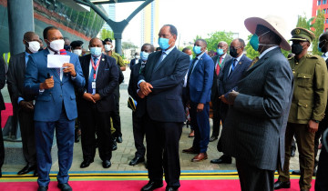 RAIS MUSEVENI ATEMBELEA JENGO LA STESHENI YA SGR LA TANZANITE JIJINI DAR ES SLAAM
